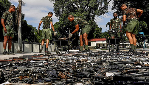 militares recogen en carretillas los restos de las armas